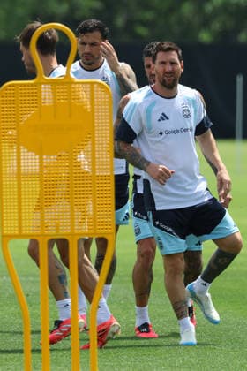 Argentina s forward Lionel Messi and players take part in a training session during the 2026 FIFA World Cup football tournament at Sporting KC Training Centre in Kansas City on June 13, 2026 ¨ Photo by Alejandro PAGNI PHOTOxPHOTO KANSAS CITY UNITED STATES Copyright: xALEJANDROxPAGNIx