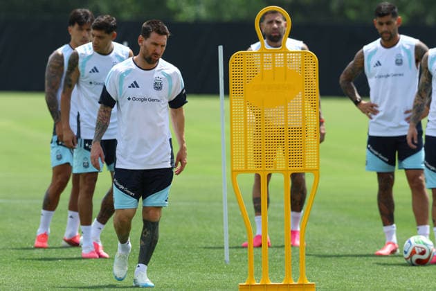 Argentina s forward Lionel Messi C and players take part in a training session during the 2026 FIFA World Cup football tournament at Sporting KC Training Centre in Kansas City on June 13, 2026 ¨ Photo by Alejandro PAGNI PHOTOxPHOTO KANSAS CITY UNITED STATES Copyright: xALEJANDROxPAGNIx