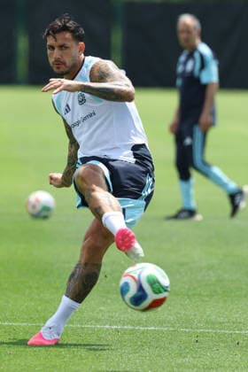 Argentina s midfielder Leandro Paredes takes part in a training session during the 2026 FIFA World Cup football tournament at Sporting KC Training Centre in Kansas City on June 13, 2026 ¨ Photo by Alejandro PAGNI PHOTOxPHOTO KANSAS CITY UNITED STATES Copyright: xALEJANDROxPAGNIx