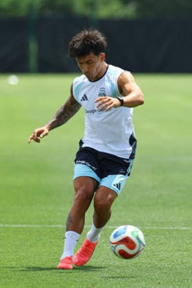 Argentina s defender Lisandro Martinez takes part in a training session during the 2026 FIFA World Cup football tournament at Sporting KC Training Centre in Kansas City on June 13, 2026 ¨ Photo by Alejandro PAGNI PHOTOxPHOTO KANSAS CITY UNITED STATES Copyright: xALEJANDROxPAGNIx