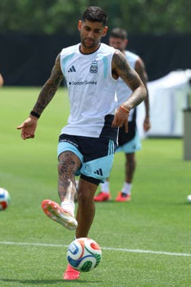 Argentina s defender Cristian Romero take parts in a training session during the 2026 FIFA World Cup football tournament at Sporting KC Training Centre in Kansas City on June 13, 2026 ¨ Photo by Alejandro PAGNI PHOTOxPHOTO KANSAS CITY UNITED STATES Copyright: xALEJANDROxPAGNIx
