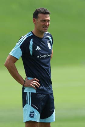 Argentina™s head coach Lionel Scaloni looks on during a training session during the 2026 FIFA World Cup football tournament at Sporting KC Training Centre in Kansas City on June 13, 2026 ¨ Photo by Alejandro PAGNI PHOTOxPHOTO KANSAS CITY UNITED STATES Copyright: xALEJANDROxPAGNIx