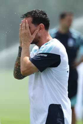 Argentina s forward Lionel Messi gestures because of the heat during a training session during the 2026 FIFA World Cup football tournament at Sporting KC Training Centre in Kansas City on June 13, 2026 ¨ Photo by Alejandro PAGNI PHOTOxPHOTO KANSAS CITY UNITED STATES Copyright: xALEJANDROxPAGNIx