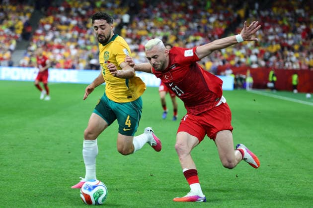 Baris Yilmaz of Turkiye is challenged by Jacob Italiano of Australia during the FIFA World Cup, WM, Weltmeisterschaft, Fussball 2026 match between Australia and Turkey at BC Place, Vancouver, Canada on 13 June 2026. Copyright: xPeterxDovganx 45060039