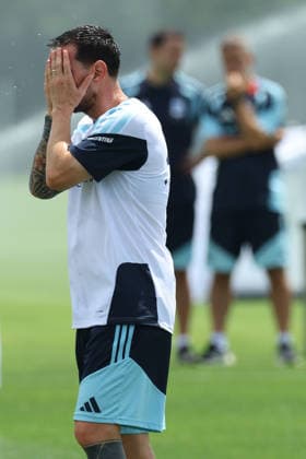 Argentina s forward Lionel Messi gestures because of the heat during a training session during the 2026 FIFA World Cup football tournament at Sporting KC Training Centre in Kansas City on June 13, 2026 ¨ Photo by Alejandro PAGNI PHOTOxPHOTO KANSAS CITY UNITED STATES Copyright: xALEJANDROxPAGNIx