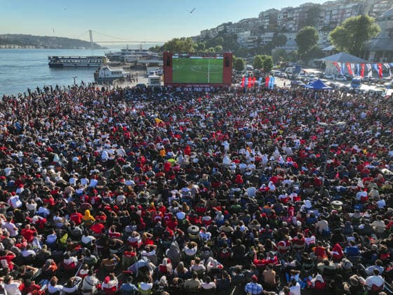 Turkish football fans gather to watch Australia v Turkiye World Cup match ISTANBUL, TURKIYE - JUNE 14: An aerial view of Turkish football fans gathering at Uskudar district of Istanbul, Turkiye on June 14, 2026, to watch the live broadcast of the Turkish National Football Team s opening match against Australia in Group D of the 2026 FIFA World Cup, WM, Weltmeisterschaft, Fussball Muhammed Enes Yildirim Anadolu Istanbul Turkey. Editorial use only. Please get in touch for any other usage.  Copyright: x2026xAnadoluxMuhammedxEnesxYildirimx