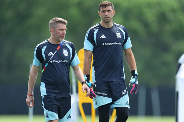 Argentina™s goalkeeper Emiliano Martinez R and his physiotherapist Pablo Capuchetti during a training session during the 2026 FIFA World Cup football tournament at Sporting KC Training Centre in Kansas City on June 13, 2026 ¨ Photo by Alejandro PAGNI PHOTOxPHOTO KANSAS CITY UNITED STATES Copyright: xALEJANDROxPAGNIx