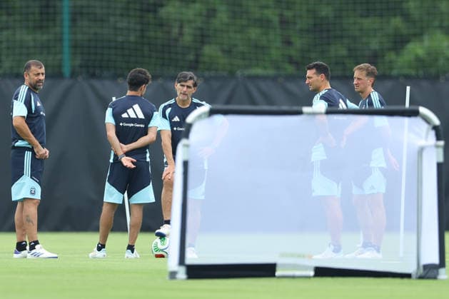 L to R Argentina™s coach assistant Walter Samuel, Pablo Aimar, Fabian Ayala, head coach Lionel Scaloni and Matias Mana take part in a training session during the 2026 FIFA World Cup football tournament at Sporting KC Training Centre in Kansas City on June 13, 2026 ¨ Photo by Alejandro PAGNI PHOTOxPHOTO KANSAS CITY UNITED STATES Copyright: xALEJANDROxPAGNIx