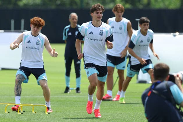 L to R Argentina™s defender Valentin Barco, forward Julian Alvarez and forward Nicolas Paz take part in a training session during the 2026 FIFA World Cup football tournament at Sporting KC Training Centre in Kansas City on June 13, 2026 ¨ Photo by Alejandro PAGNI PHOTOxPHOTO KANSAS CITY UNITED STATES Copyright: xALEJANDROxPAGNIx