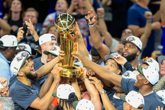 NBA, Basketball Herren, USA Finals Game 5 - New York Knicks at San Antonio Spurs epaselect epaselect New York Knicks players hold up the Larry O Brien Championship Trophy after winning Game 5 of the NBA Finals between the San Antonio Spurs and the New York Knicks, San Antonio, USA, 13 June 2026. San Antonio United States  Copyright: xADAMxDAVISx