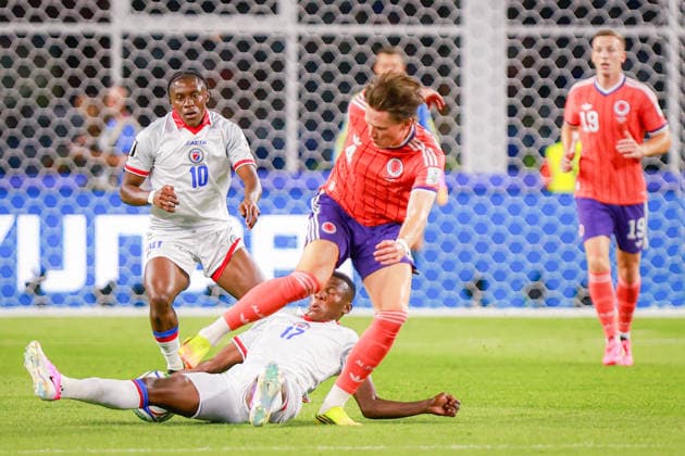 June 13, 2026, Foxborough, Massachusetts, USA: DANLEY JEAN JACQUES of Haiti tackles the ball away from SCOTT MCTOMINAY of Scotland during the 2026 FIFA World Cup, WM, Weltmeisterschaft, Fussball Group C match at Boston Stadium in Massachusetts on June 12, 2026. Foxborough USA - ZUMAm283 20260613_zsp_m283_003 Copyright: xBillyxMyersx