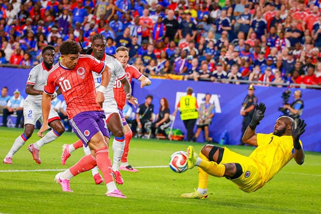 June 13, 2026, Foxborough, Massachusetts, USA: JOHNY PLACIDE of Haiti saves CHÆ’ ADAMS of Scotland shot during the 2026 FIFA World Cup, WM, Weltmeisterschaft, Fussball Group C match at Boston Stadium in Massachusetts on June 12, 2026. Foxborough USA - ZUMAm283 20260613_zsp_m283_008 Copyright: xBillyxMyersx