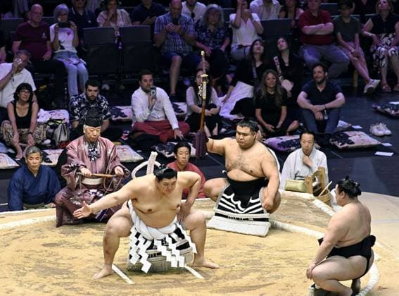 Sumo: Paris tournament Sumo grand champion Onosato performs a ring-entering ritual on the first day of a two-day sumo tournament at Accor Arena in Paris on June 13, 2026.  A14AA0005618597P