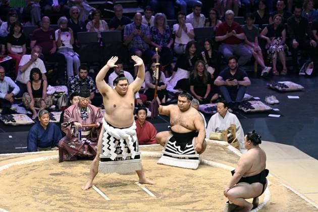 Sumo: Paris tournament Sumo grand champion Onosato performs a ring-entering ritual on the first day of a two-day sumo tournament at Accor Arena in Paris on June 13, 2026.  A14AA0005618599P