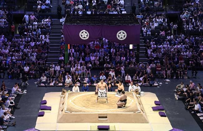 Sumo: Paris tournament Sumo grand champion Onosato performs a ring-entering ritual on the first day of a two-day sumo tournament at Accor Arena in Paris on June 13, 2026.  A14AA0005618600P