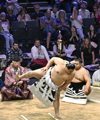 Sumo: Paris tournament Sumo grand champion Onosato performs a ring-entering ritual on the first day of a two-day sumo tournament at Accor Arena in Paris on June 13, 2026.  A14AA0005618601P
