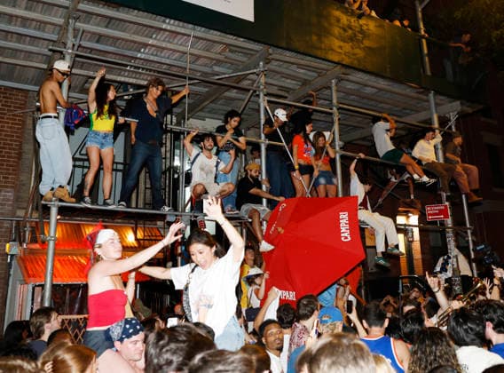 New York Knicks fans climb scaffolding while celebrating on St. Marks Place after the Knicks victory in game five of the NBA, Basketball Herren, USA Finals in San Antonio in the early morning hours of Sunday, June 14, 2026 in New York City. The New York Knicks won the NBA championship defeating the San Antonio Spurs in Game 5 of the NBA Finals to break a 53-year championship drought.  NYP20260613110 JOHNxANGELILLO