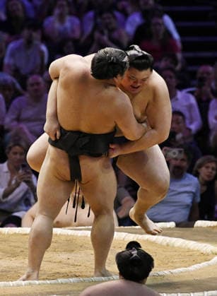 Sumo: Paris tournament Grand champion Onosato (back) is beaten by Wakamotoharu on the first day of a two-day sumo tournament at Accor Arena in Paris on June 13, 2026.  A14AA0005618713P