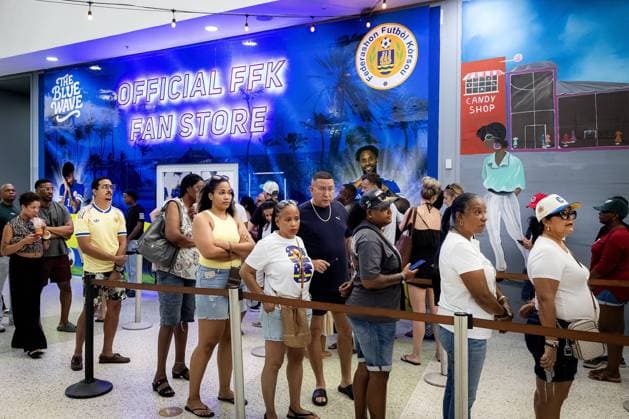WILLEMSTAD - People are queuing for the official World Cup merchandise store. For Curacao, the football World Cup begins with a match against Germany. RAMON VAN FLYMEN ANP netherlands out - belgium out  Copyright: xx x560918582x originalFilename: 560918582.jpg Willemstad WILLEMSTAD - People are queuing for the official World Cup merchandise store. For Curacao, the football World Cup begins xVIxIMAGO ANPxIVx imago images 0859046717 originalFilename: 0859046717st.jpg