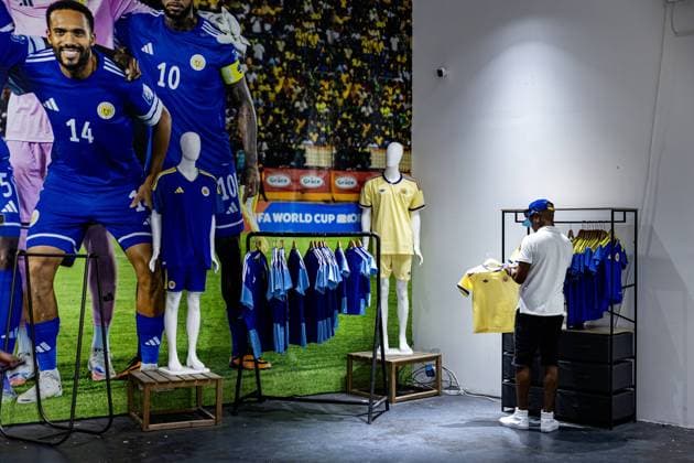 WILLEMSTAD - Busy at the official World Cup merchandise store. For Curacao, the football World Cup begins with a match against Germany. RAMON VAN FLYMEN ANP netherlands out - belgium out  Copyright: xx x560918869x originalFilename: 560918869.jpg Willemstad WILLEMSTAD - Busy at the official World Cup merchandise store. For Curacao, the football World Cup begins with a match a xVIxIMAGO ANPxIVx imago images 0859046782 originalFilename: 0859046782st.jpg