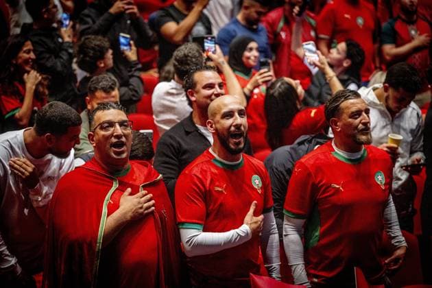 AMSTERDAM - Members of the Moroccan community cheer during the Morocco - Brazil match. They are watching the Moroccan national team, Nationalteam s first pool match of the World Cup together. ROBIN UTRECHT ANP netherlands out - belgium out  Copyright: xx x560936810x originalFilename: 560936810.jpg Amsterdam AMSTERDAM - Members of the Moroccan community cheer during the Morocco - Brazil match. They are watching the Moroccan na xVIxIMAGO ANPxIVx imago images 0859057322 originalFilename: 0859057322st.jpg