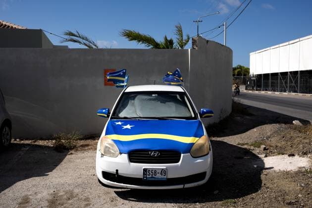WILLEMSTAD - The flags of Curacao on a car. For Curacao, the football World Cup begins with a match against Germany. RAMON VAN FLYMEN ANP netherlands out - belgium out Willemstad xVIxxIVx 560949682 originalFilename: 0859065919st.jpg