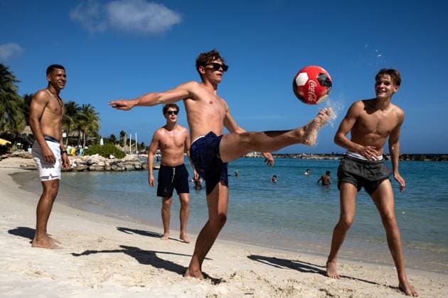 WILLEMSTAD - A group of boys are juggling on Mambo Beach. For Curacao, the football World Cup begins with a match against Germany. RAMON VAN FLYMEN ANP netherlands out - belgium out Willemstad xVIxxIVx 560949766 originalFilename: 0859065920st.jpg