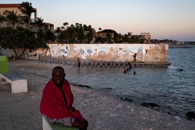 WILLEMSTAD - On the beach in Curacao in the evening. For Curacao, the football World Cup begins with a match against Germany. RAMON VAN FLYMEN ANP netherlands out - belgium out Willemstad xVIxxIVx 560949942 originalFilename: 0859066159st.jpg