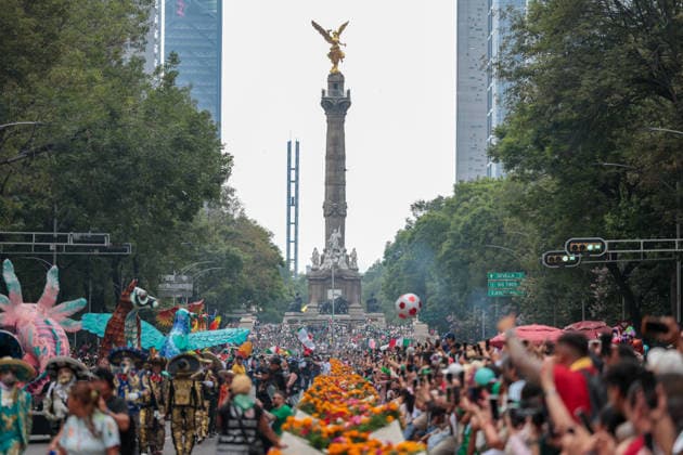 (260614) -- MEXICO CITY, June 14, 2026 -- People take part in a World Cup parade in Mexico City, capital of Mexico, June 13, 2026. ) (SP)MEXICO-MEXICO CITY FIFA World Cup, WM, Weltmeisterschaft, Fussball PARADE AlejandroxMedina 