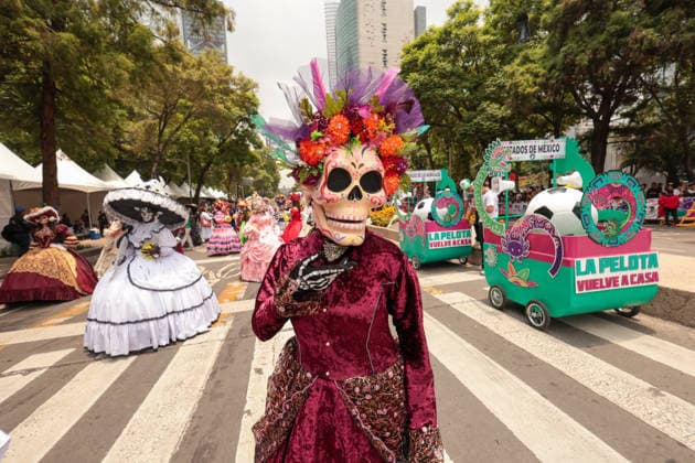 (260614) -- MEXICO CITY, June 14, 2026 -- Costumed performers take part in a World Cup parade in Mexico City, capital of Mexico, June 13, 2026. ) (SP)MEXICO-MEXICO CITY FIFA World Cup, WM, Weltmeisterschaft, Fussball PARADE AlejandroxMedina 