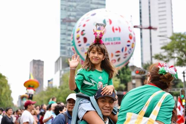 (260614) -- MEXICO CITY, June 14, 2026 -- People take part in a World Cup parade in Mexico City, capital of Mexico, June 13, 2026. ) (SP)MEXICO-MEXICO CITY FIFA World Cup, WM, Weltmeisterschaft, Fussball PARADE LiuxWenhui 
