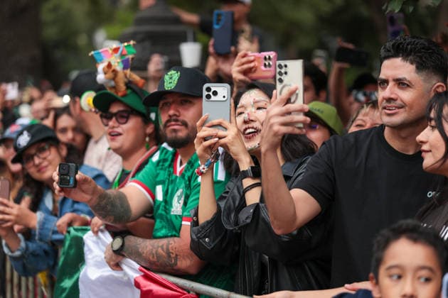 (260614) -- MEXICO CITY, June 14, 2026 -- People take part in a World Cup parade in Mexico City, capital of Mexico, June 13, 2026. ) (SP)MEXICO-MEXICO CITY FIFA World Cup, WM, Weltmeisterschaft, Fussball PARADE AlejandroxMedina 