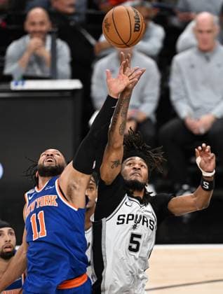 (260614) -- SAN ANTONIO, June 14, 2026 -- Jalen Brunson (L) of New York Knicks vies with Stephon Castle of San Antonio Spurs during the final game 5 between New York Knicks and San Antonio Spurs at the 2025-2026 NBA, Basketball Herren, USA basketball game in San Antonio, the United States, June 13, 2026. ) (SP)U.S.-SAN ANTONIO-BASKETBALL-NBA-FINALS-KNICKS VS SPURS WuxXiaoling 