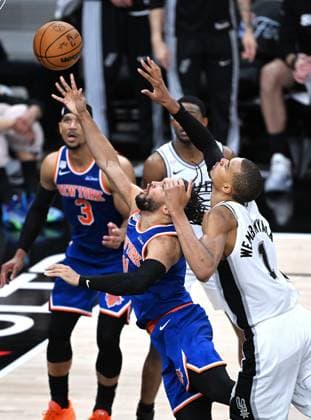 (260614) -- SAN ANTONIO, June 14, 2026 -- Victor Wembanyama (front R) of San Antonio Spurs vies with Jalen Brunson (front L) of New York Knicks during the final game 5 between New York Knicks and San Antonio Spurs at the 2025-2026 NBA, Basketball Herren, USA basketball game in San Antonio, the United States, June 13, 2026. ) (SP)U.S.-SAN ANTONIO-BASKETBALL-NBA-FINALS-KNICKS VS SPURS WuxXiaoling 
