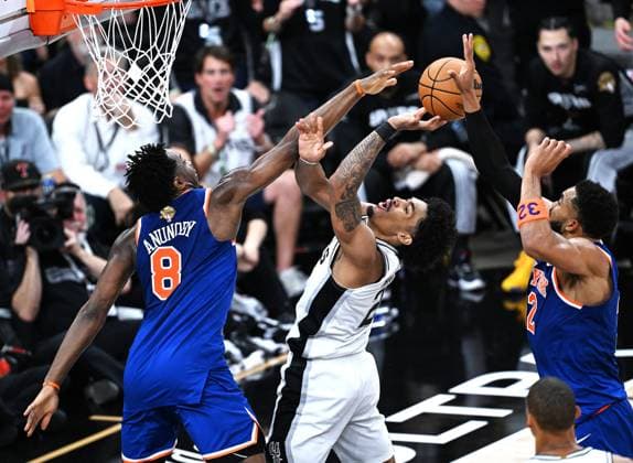 (260614) -- SAN ANTONIO, June 14, 2026 -- OG Anunoby (L) of New York Knicks defends Dylan Harper (C) of San Antonio Spurs during the final game 5 between New York Knicks and San Antonio Spurs at the 2025-2026 NBA, Basketball Herren, USA basketball game in San Antonio, the United States, June 13, 2026. ) (SP)U.S.-SAN ANTONIO-BASKETBALL-NBA-FINALS-KNICKS VS SPURS WuxXiaoling 