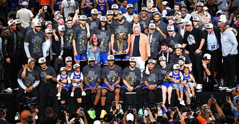 (260614) -- SAN ANTONIO, June 14, 2026 -- Members of New York Knicks pose with the trophy during the awarding ceremony after the final game 5 between New York Knicks and San Antonio Spurs at the 2025-2026 NBA, Basketball Herren, USA basketball game in San Antonio, the United States, June 13, 2026. ) (SP)U.S.-SAN ANTONIO-BASKETBALL-NBA-FINALS-KNICKS VS SPURS WuxXiaoling 