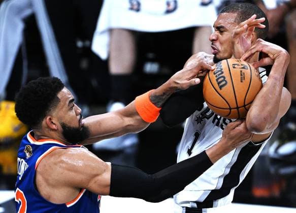 (260614) -- SAN ANTONIO, June 14, 2026 -- Karl-Anthony Towns (L) of New York Knicks vies with Victor Wembanyama of San Antonio Spurs during the final game 5 between New York Knicks and San Antonio Spurs at the 2025-2026 NBA, Basketball Herren, USA basketball game in San Antonio, the United States, June 13, 2026. ) (SP)U.S.-SAN ANTONIO-BASKETBALL-NBA-FINALS-KNICKS VS SPURS WuxXiaoling 