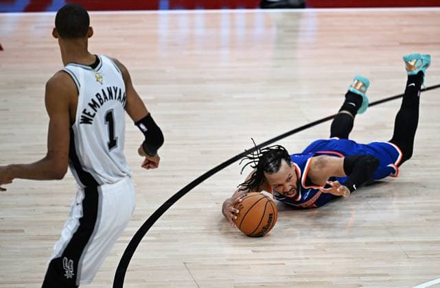 (260614) -- SAN ANTONIO, June 14, 2026 -- Jalen Brunson (R) of New York Knicks competes during the final game 5 between New York Knicks and San Antonio Spurs at the 2025-2026 NBA, Basketball Herren, USA basketball game in San Antonio, the United States, June 13, 2026. ) (SP)U.S.-SAN ANTONIO-BASKETBALL-NBA-FINALS-KNICKS VS SPURS WuxXiaoling 