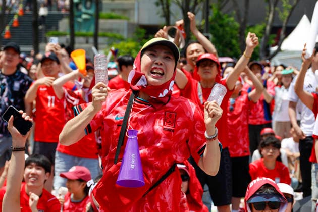 South Korea s soccer fans gather at Gwanghwamun Square for 2026 FIFA World Cup, WM, Weltmeisterschaft, Fussball public viewing South Korea s soccer fans gather at Gwanghwamun Square for 2026 FIFA World Cup public viewing South Korean soccer fans celebrate as South Korea scores a goal during an outdoor public viewing party for the 2026 FIFA World Cup Group A match between South Korea and Czechia at Gwanghwamun Square in Seoul, South Korea, on June 12, 2026. Seoul South Korea  Copyright: xMatrixxImagesx xJungxUi-Chelx imago images 0858965705