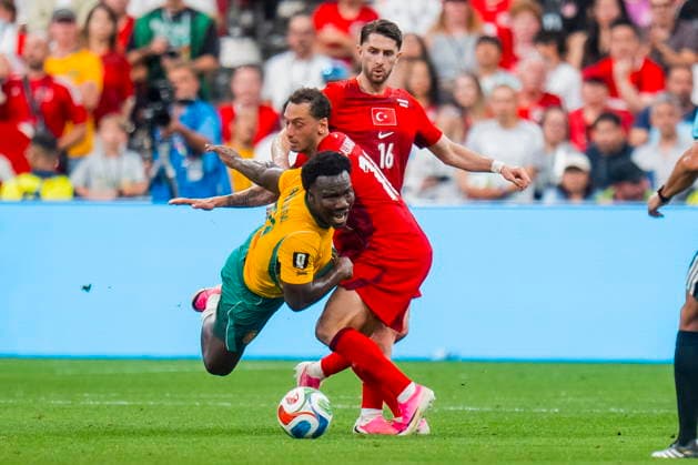 FIFA World Cup, WM, Weltmeisterschaft, Fussball 2026 - Group D - Australia vs Turkey Hakan Calhanoglu of Turkey tackles Nestory Irankunda of Australia in the first half during the FIFA World Cup 2026 group stage match Australia against Turkey, in Vancouver, Canada, 13 June 2026. VANCOUVER Canada  Copyright: xBOBxFRIDx