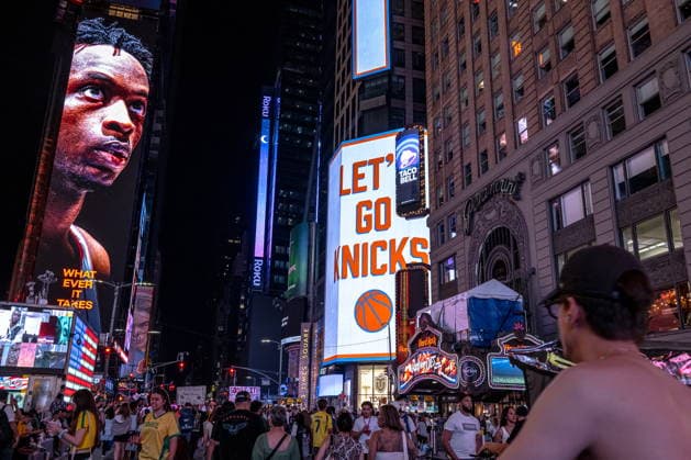 Fans watch Knicks vs Spurs NBA, Basketball Herren, USA finals game in New York City epaselect A giant screen in Times Square shows Knicks player OG Anunoby, during Game 5 of the NBA finals between the New York Knicks and the San Antonio Spurs, at one of the many watch parties across the city, in New York, New York, USA, 13 June 2026. NEW YORK NEW YORK UNITED STATES  Copyright: xLAURAxBRETTx
