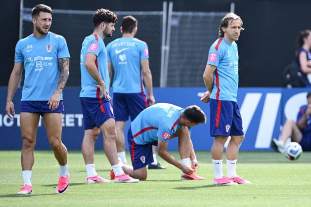 Alexandria, USA, 130626. Croatian players Marco Pasalic, Martin Baturina and Luka Modric during the training of the Croatian football national team, Nationalteam in the base camp at Episcopal Highschool during the FIFA World Cup, WM, Weltmeisterschaft, Fussball Photo: Boris Kovacev CROPIX Copyright: xxBorisxKovacevx xCROPIXx trening_hrvatska2-130626