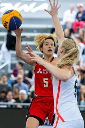 BASKETBALL - FIBA 3x3 World Tour VIENNA,AUSTRIA,14.JUN.26 - BASKETBALL - FIBA 3x3 World Tour. Image shows Fuyuko Takahashi (Mitsubishi Electric) and Tara Wallack (CAN).  GEPAxpictures xPhilippxBrem