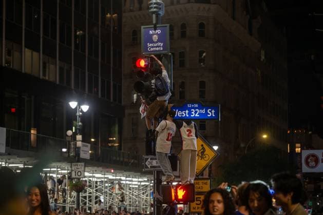 RECORD DATE NOT STATED New York Knicks Fans Celebrate Knicks Championship (NEW) New York Knicks Fans Celebrate Knicks Championship. June 14, 2026, New York, New York, USA: Knicks fans clime a traffic light as they to celebrate after the New York Knicks defeated the San Antonio Spurs in Game 5 of the NBA, Basketball Herren, USA Finals to win the series on June 14, 2026 in New York City. The Knicks won the NBA Championship for the first time since 1973, for the third time in franchise history. (Credit: M10s TheNews2)(Foto: M10S Thenews2 imago images) SPO  Copyright: xM10sx