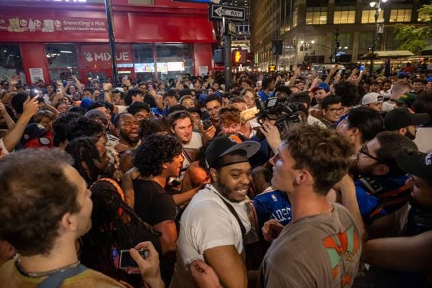 RECORD DATE NOT STATED New York Knicks Fans Celebrate Knicks Championship (NEW) New York Knicks Fans Celebrate Knicks Championship. June 14, 2026, New York, New York, USA: Knicks fans celebrate after the New York Knicks defeated the San Antonio Spurs in Game 5 of the NBA, Basketball Herren, USA Finals to win the series on June 14, 2026 in New York City. The Knicks won the NBA Championship for the first time since 1973, for the third time in franchise history. (Credit: M10s TheNews2)(Foto: M10S Thenews2 imago images) SPO  Copyright: xM10sx