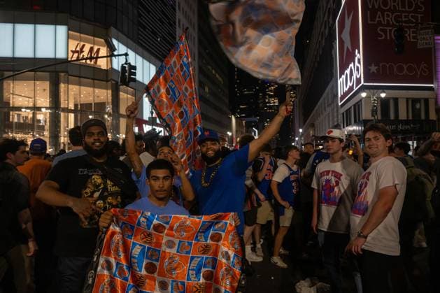 RECORD DATE NOT STATED New York Knicks Fans Celebrate Knicks Championship (NEW) New York Knicks Fans Celebrate Knicks Championship. June 14, 2026, New York, New York, USA: Knicks fans pose during celebration after the New York Knicks defeated the San Antonio Spurs in Game 5 of the NBA, Basketball Herren, USA Finals to win the series on June 14, 2026 in New York City. The Knicks won the NBA Championship for the first time since 1973, for the third time in franchise history. (Credit: M10s TheNews2)(Foto: M10S Thenews2 imago images) SPO  Copyright: xM10sx