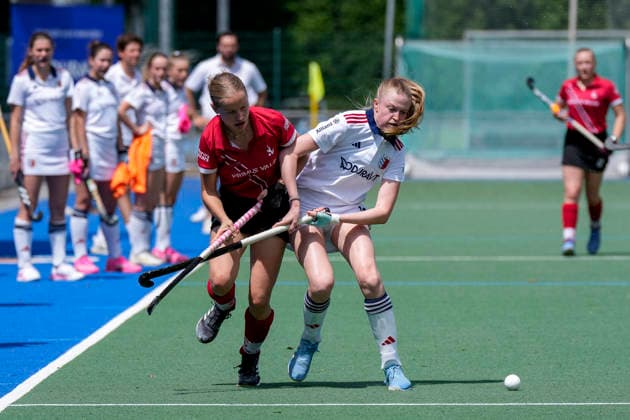 from left Marie Sattler TSVMH, 20 , Hannah Schiller FHC, 16 , duel, duel, tackle, tackling, dynamics, action, action, 14 06 2026, Mannheim Germany , Hockey, 2 Bundesliga Group South, Women, Feudenheimer HC TSV Mannheim xozx