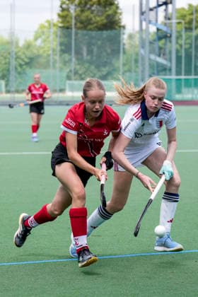 from left Marie Sattler TSVMH, 20 , Hannah Schiller FHC, 16 , duel, duel, tackle, tackling, dynamics, action, action, 14 06 2026, Mannheim Germany , Hockey, 2 Bundesliga Group South, Women, Feudenheimer HC TSV Mannheim xozx