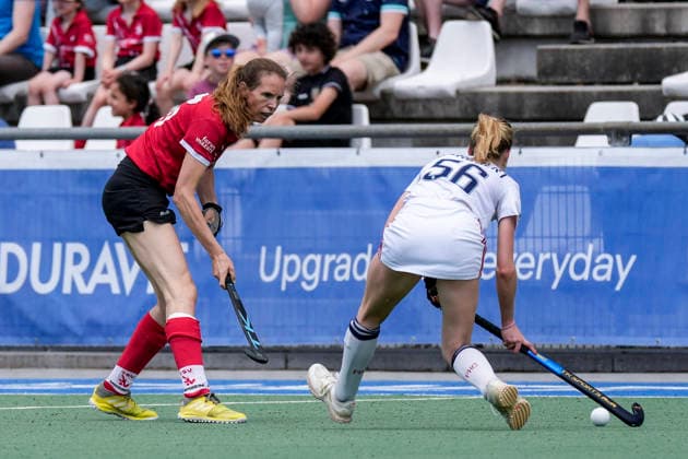 v li Fanny Rinne Cihlar TSVMH, 30 , Laura Schubert FHC, 56 , duel, duel, tackle, tackling, dynamics, action, action, 14 06 2026, Mannheim Germany , Hockey, 2 Bundesliga Group South, Women, Feudenheimer HC TSV Mannheim xozx