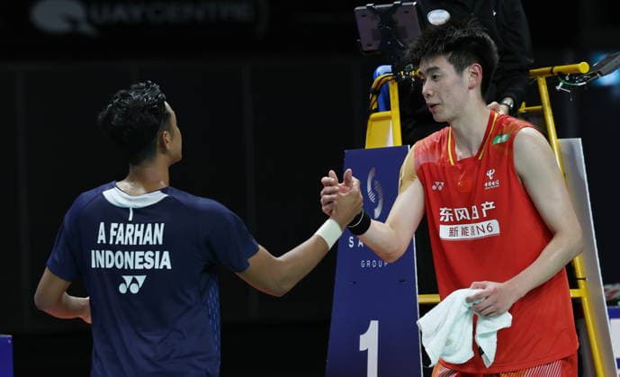 (260614) -- SYDNEY, June 14, 2026 -- Dong Tianyao (R) greets Alwi Farhan after the men s singles final between Dong Tianyao of China and Alwi Farhan of Indonesia at the Australian Badminton Open 2026 in Sydney, Australia, June 14, 2026. ) (SP)AUSTRALIA-SYDNEY-BADMINTON-AUSTRALIAN OPEN-MEN S SINGLES-FINAL GongxBing 